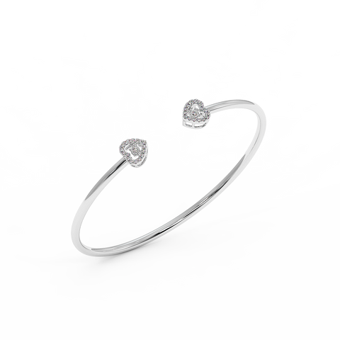 سوار معصم مفتوح مرصع بالألماس بتصميم قلبين مزدوجين من الذهب عيار 18 قيراط